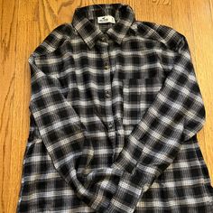 Women’s Oversized Flannel. Black Plaid. Never Worn. Black Relaxed Fit Flannel Top, Oversized Black Flannel Top, Oversized Black Flannel Shirt For Winter, Black Long Sleeve Flannel Shirt For Fall, Trendy Black Flannel Top, Black Relaxed Fit Button-up Flannel Shirt, Oversized Black Flannel Shirt For Fall, Trendy Black Cotton Flannel Shirt, Black Relaxed Fit Flannel Shirt