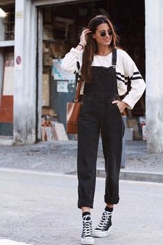 Look: Linda cartera negra, el sueño de toda mujer - María Valdés - Trendtation Dungarees Outfits, Rompers Womens Jumpsuit, Skirt Shoes, Eyes Model, Converse Sneakers, Girls Eyes