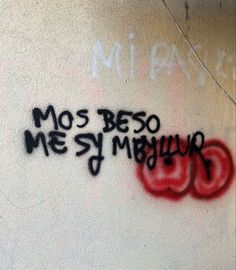 graffiti on the side of a building reads, most beso me y'mayour