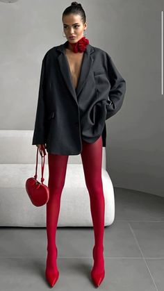 Bar Lounge Outfit Ideas, Lounge Outfit Ideas, Spring Date, Red Tights, Street Style Parisian, Lounge Outfit, Quirky Fashion, Looks Street Style, Bar Lounge