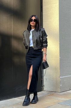 Look estiloso para você se inspirar Casual Fashion Inspiration, Fitted Slacks Outfit, Monochrome Minimalist Outfits, Fall Outfits With Leather Skirts, Black Midi Jean Skirt Outfit, Trendy Outfits For Spring 2024, Outfits Mid Size Women, High Heels Outfit Casual, Street Fair Outfit