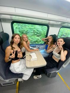 Girls Travel Aesthetic, Travel With Friends Aesthetic, Traveling With Friends Aesthetic, Train Photo Ideas, Vacation With Friends Aesthetic, Girl Trip Aesthetic, Travel Aesthetic Friends, Trip With Friends Aesthetic, Friends Travel Aesthetic