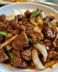 Savor the flavors of a classic Chinese beef and onion stir fry with this simple recipe. Start by marinating thinly sliced beef sirloin in soy sauce, cornstarch, and a touch of salt and pepper for a tender and flavorful base. In a hot pan, stir fry the beef with sliced onions, minced garlic, and ginger until everything is aromatic and golden. Enhance the dish with a blend of soy sauce, oyster sauce, and hoisin sauce, adding depth and richness. A splash of beef broth and a drizzle of sesame oil bring it all together. Finish with chopped green onions for a fresh touch. Perfect for a quick weeknight dinner that's both delicious and satisfying. Greek Stir Fry, Mongolian Beef Recipe, Chinese Beef, Large Family Meals, Garlic And Ginger, Recipe For Dinner, Beef Sirloin