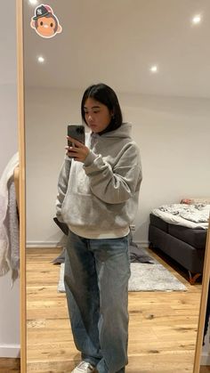 Huge Jeans Outfit, Style Grey Sweatshirt, Baggy Jeans And Oversized Hoodie, Hoodie And Jeans Aesthetic, Outfit With Hoodie And Jeans, Outfits With Grey Baggy Jeans, Outfits Ideas Baggy Jeans, Hoodies Outfits Women, Baggy Hoodie And Jeans