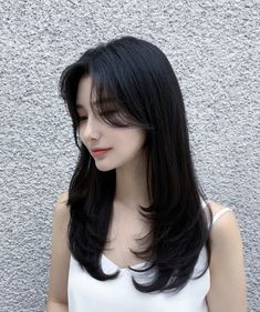 Asian Bangs Medium Hair, Kpop Layered Haircut, Asian Side Bangs Long Hair, Haircuts For Medium Hair Asian, Medium Hair Styles Asian, Japanese Medium Hair, Asian Medium Hair, Side Bangs Asian, Asian Haircuts Female