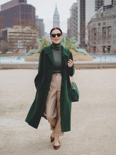 Green Too Outfit, Green Turtleneck Outfit Winter, Green Coat Plus Size, Chic Green Outfit, Elegant Green Outfit, Green Winter Outfits For Women, Green Coat Outfits For Women, Winter Outfit Colorful, Light Green Coat Outfit