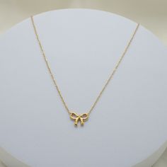 we have entered our bow era 🎀 update your style with our Wrap Me Up Necklace. this trendy accessory features the latest bow craze in the fashion industry, adding a touch of femininity to your look. explore your delicate side with our collection of bow necklaces and earrings. the perfect addition to any outfit. 18k gold or rhodium pvd over 316L stainless steel bow measures 15x12mm cable chain is 1mm thick can we worn from 16-18" long Bow Necklace Gold, Every Jewels Necklaces, Gold Bow Necklace, Chain And Pendant Gold, Girly Necklace, Cute Necklaces, Bow Pendant, Gold Jewelry Simple Necklace, Golden Necklace