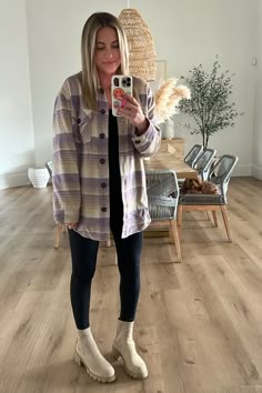 Hayle Platform Chelsea Boot Outfit, Free People Chelsea Boot Outfit, Outfits With Chelsea Boots And Leggings, Chelsea Sock Boots Outfit, How To Style Womens Chelsea Boots, Cream Colored Chelsea Boots Outfits, Khaki Chelsea Boots Outfit, How To Style Tan Chelsea Boots Women