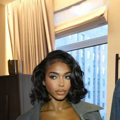 Short Model Haircut, Lori Harvey Side Part, Lori Harvey Style Hair, Layered Bob With Bangs Black Women, Lori Harvey Bob Hair, Hair Down Outfits, Lori Harvey Short Hair, Curled Short Bob, Short Hairstyle Women For Prom