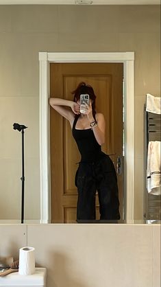 Tight black bodysuit, black cargo/parachute pants, mirror selfie, no face photo inspiration, faceless pose Power Woman Outfit, The Weekend Concert Outfit Ideas, 90s Fashion Latina, Black Cargo Pants Outfit Aesthetic, Outfits For Big Busted Women, Female Outfits Aesthetic, All Black Outfit Aesthetic, Mode Hippie, Causual Outfits