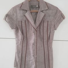 linda camisa em linho rubinella, elegante risca de giz com detalhes em costuras marrom, acentuada em ótimo estado, acompanha um cinto  55% linho 45% algodão medidas: ombro 37 cm busto 45 cm comprimento 60 cm Louis Vuitton, Nike