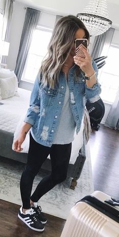 Fall Travel Outfit, Look Legging, Casual Summer Outfits For Women, Outfit Trends, Preppy Outfit, Denim Jacket Women, Adidas Black, Casual Summer Outfits