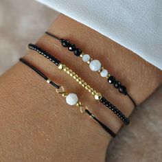 Esta hermosa y delicada pulsera está hecha con piedras preciosas protectoras de turmalina negra y piedra lunar. La pulsera se ve hermosa sola y combinada con nuestras otras pulseras. La pulsera es ajustable con un nudo trenzado de macramé. ✦ MATERIALES: * pulsera 1: hematita dorada, piedra lunar Minimalist Boho Jewelry, Wire Jewelry Patterns, Everyday Bracelet, Bracelet Minimalist, Diy Bracelet Designs, Black Bracelet, Beads Bracelet Design, Jewelry Accessories Ideas, Beaded Bracelet Patterns