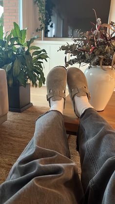 Street Style Outfits Men, Foto Ideas Instagram, Trendy Sneakers, Comfy Shoes, Pretty Shoes, Insta Photo Ideas