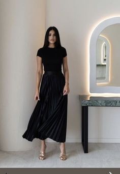 Pleated Skirt And Sneakers, Pleated Skirt Outfit Summer, Pleated Maxi Skirt Outfit, Velvet Skirt Outfit, Pleated Midi Skirt Outfit, Satin Pleated Skirt