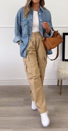 Call Outfits 2024, Camel Cargo Pants Outfit, Pantalones Beige Outfit, Beige Pants Outfit Winter, Outfit Con Pantalon Beige, Argentina Clothing, Denim Cargo Pants Outfit, Beige Cargo Pants Outfit, Semi Formal Mujer