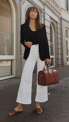 Minimalist Moda, Black And White Outfit, Jean Flare, Casual Work Outfits, Fashion Weeks, Business Casual Outfits, Looks Style, Mode Inspiration