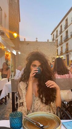 joana olivira | like us Curly Hair Inspiration, Foto Poses, Long Curly Hair, Curly Girl, Long Curly, Aesthetic Hair, Barbados, Pretty Hairstyles, Wavy Hair