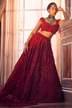 Featuring a maroon lehenga in organza base with hand and machine work. It is paired with a blouse and a dupatta. Accessorize this bridal lehenga with block heels and chandbali earrings for a bridal look.The Wedding Style Gazette steal the spotlight with jaw-dropping looks for your big day.  #Perniaspopupshop #womenswear #ethnic #whatiworewastrending #ppuslove #lehengaset #prewedding #organza #handwork #weddingwear #engagement #sangeet #embroideredlehenga #bridallook Sweetheart Neckline Blouse, Maroon Lehenga, Lehenga Red, Net Lehenga, Top Design Fashion, Sharara Set, Modern Bridal, Net Dupatta