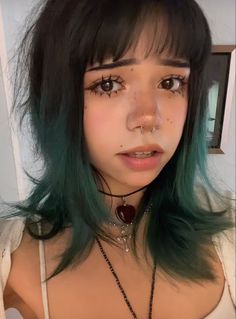 Face Claims Colored Hair, Dark Green Hair With Bangs, Green Hair Makeup Ideas, Monstra0.3 Outfits, Hairdye Ideas Short Hair, Dyed Hair Inspiration