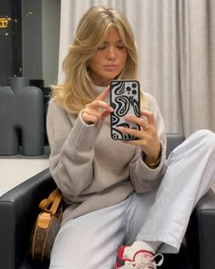 Farrah Fawcett Hair Inspiration, 90s Bangs Medium Hair, Blonde Hair Inspiration Mid Length, Aesthetic Mid Length Hair, Honey Blonde Hair Short, Mid Length Blonde Hair With Layers, Lions Mane, France Aesthetic, 2023 Hair