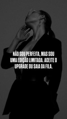 a woman in a black dress with her hand on her face and the words'no sou perfetta, mas sou uma livta, una edia leviita acete o upgrade