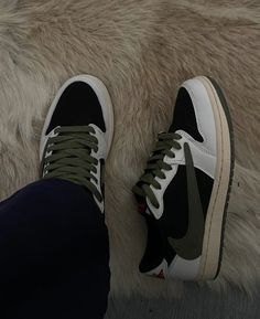 Winter Nike Shoes, Trendy Boy Outfits, Shoes Heels Classy, Mens Casual Dress Outfits, Air Jordans Retro, Retro Sneakers, Shoe Inspo