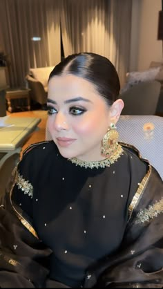 Black Suit Makeup, Diwali Makeup, Pakistani Makeup Looks, Eid Makeup, Pakistani Makeup, Good Makeup, Makeup Skills, Pakistani Party Wear Dresses, Light Makeup Looks