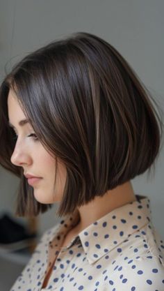 Bob Haircut Straight Hair, Dark Hair Bobs, Bob Haircut Styles, Inverted Bob Haircut, Inverted Bob Haircuts, Short Hair Cuts For Round Faces, Short Hair Waves, Bob Hair Color, Tousled Waves