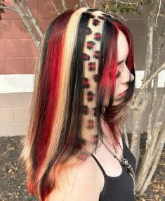 Animal Print Hair, Skunk Hair, Space Concept, Hair Streaks, Dyed Hair Inspiration, Hair Inspiration Short, Pretty Hair Color, Hair Stylies, Alternative Hair