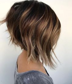 Angled Bob Haircuts, Choppy Bob Hairstyles, Penteado Cabelo Curto, Trending Hairstyles, Short Bob Hairstyles, Bob Cut, Hairstyles Haircuts