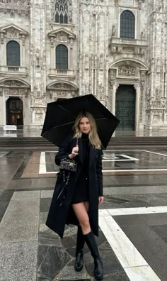 Rain Going Out Outfit, Fall Outfits London, Black Jeans Outfits Winter, Outfits For Europe Fall, London In Winter Outfits, Italian Style Winter, Outfit Paris Invierno, Milan Winter Outfit, Autumn Paris Outfits