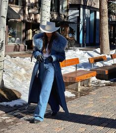 #aspen #colorado #westernwear #western #chic #style #fashion Coat Winter Outfit, Cowgirl Style Outfits, Looks Country, Nashville Outfits, Western Style Outfits, Estilo Country, Rodeo Outfits, Aspen Colorado, Western Outfits Women