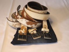 Handmade Leather Belts, Hair On Cowhide Belts, Natural Cow Skin Unisex Belts, Belts with Moveable Buckle, Gift for Him/ Her The belt can be previewed before shipment to verify the color pattern. 𝐖𝐚𝐢𝐬𝐭 𝐌𝐞𝐚𝐬𝐮𝐫𝐞𝐦𝐞𝐧𝐭: The belt's waist measurement is from the buckle's start to the middle hole. 𝐀𝐯𝐚𝐢𝐥𝐚𝐛𝐥𝐞 𝐒𝐢𝐳𝐞𝐬: 27" 33" 37" 39" 43" 47" 49" 𝐀𝐯𝐚𝐢𝐥𝐚𝐛𝐥𝐞 𝐂𝐨𝐥𝐨𝐫 𝐂𝐨𝐦𝐛𝐢𝐧𝐚𝐭𝐢𝐨𝐧𝐬: Black and White Brown and White 𝐒𝐢𝐳𝐞 𝐎𝐩𝐭𝐢𝐨𝐧𝐬: 3.5 cm wide (with mova Handmade Leather Belts, Cowhide Belt, Handmade Leather Belt, Brass Belt Buckles, Xmas List, Cow Skin, Waist Measurement, Suspender Belt, Leather Belts