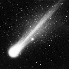 an image of a comet in the sky