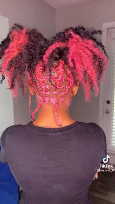 Dyed Hair Inspiration Pink, Locs Skunk Stripe, Hair Styles Dyed, Pink Skunk Stripe, Tiktok Hair, Skunk Stripe, Da Brat