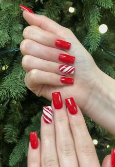 Christmas Nails Regular Polish, Easy Red And White Christmas Nails, Christmas Nails 2022 Candy Cane, Red And Green Christmas Nails Coffin, Red And White Candy Cane Nails, Cute Square Christmas Nails, Matching Christmas Nails With Best Friend, Red Christmas Nails Acrylic Square