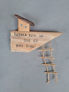 a wooden sign that says repara ber no our guy nao digo