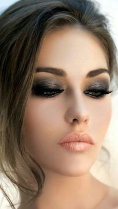 Trucco Smokey Eye, Make Up Diy, Tutorial Eyeliner, Black Eye Makeup, Eyeliner Tips, Natural Smokey Eye, Smokey Eyeliner, Black Eyeshadow