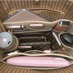 Studera Motivation, Inside My Bag, Purse Essentials, Handbag Essentials, What In My Bag, Lv Bags, Handbag Organization, Purse Organization, School Motivation