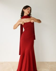 Chic Prom Dress Classy, Gala Night Outfit, Long Red Dress Outfit, Long Dress Poses, Dresses With Scarf, Long Graduation Dress, Classy Prom Dress, Classy Long Dress, Red Long Prom Dress