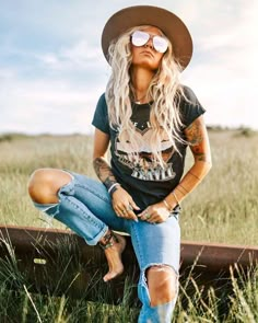 Bandit Brand, Mode Country, Western Photoshoot, Pink Guitar, Fair Outfits, Look Festival, Cooler Style, Country Style Outfits, Cute Country Outfits