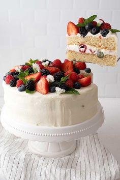 there is a cake with berries on it and the words tarta de bayas de verano