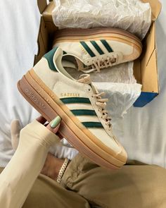 Les Gazelle à plate-forme, plutôt pour ou contre ? 😜 👟: Adidas Gazelle Bold Magic Beige Collegiate Green 📸: @baddiiiiie Adidas Gazelle Outfit, Sneakers Outfit Casual, Green Magic, All Nike Shoes