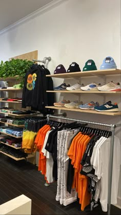 Small Shop Interior Design Clothes, Streetwear Store Interior Design, Mens Boutique Interior, Skate Shop Interior, Small Clothing Store Interior Shops, Small Boutique Ideas Clothing Store Displays, Small Shop Design Retail Stores, Clothes Shop Design Ideas, Small Clothing Store