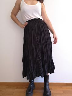 High waist black midi pleated wavy skirt in smooth polyester. Elastic waist. Size Medium but fits even better in a Small size. Measurements : Waist is 30 cm. Lenght is 81 cm Flowy Tiered Skirt With Accordion Pleats, Summer Tiered Skirt With Folds, Stretch Pleated Midi Bottoms, Casual Relaxed Skirt With Folds, Summer Midi Skirt With Folds, Pleated Stretch Flared Maxi Skirt, Flowy Midi Pleated Skirt With Elastic Waistband, Relaxed Tiered Skirt With Folds, Casual Long Skirt With Folds