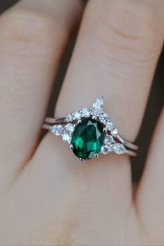 Emerald Wedding Rings Set, Green Wedding Rings, Oval Emerald Ring, Emerald Wedding Rings, Cute Engagement Rings, Future Engagement Rings, Dream Engagement Rings, Beautiful Engagement Rings, Cute Rings