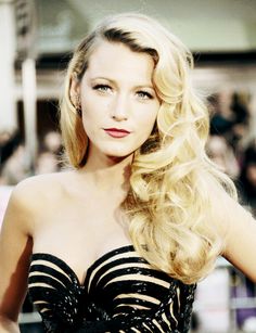 formal hairstyle Blake Lively Hair, Old Hollywood Waves, Old Hollywood Hair, Oblong Face Shape, Buttery Blonde, Hollywood Hair, Veronica Lake, Hollywood Waves, Celebrity Beauty