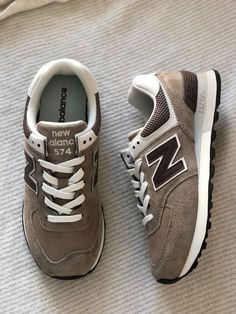 New Balance Earth Tones, New Balance 574 Outfit Aesthetic, New Balance Tan Shoes, New Balance Grandpa Shoes, Shoe New Balance, Old New Balance Shoes, New Balance 574 Aesthetic, New Balance Shoes Brown, Newbalance Outfits 574