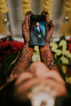 Mehndi photoshoot Mehdi Photoshoot Poses, Mehendi Photoshoot Ideas, Mehendi Photoshoot Photo Ideas, Mehendi Photo Ideas, Mahendi Photos, Mandhi Poses, Mehandi Designs For Hands Marriage, Poses For Mehendi